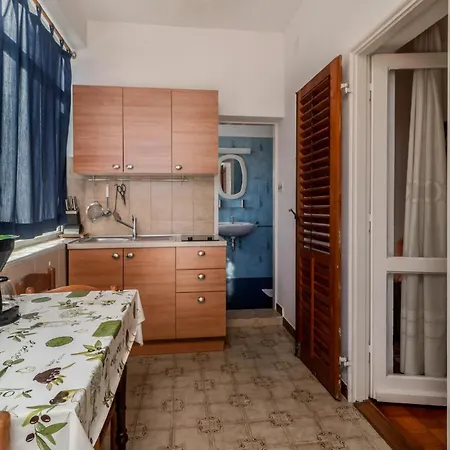 Apartament Amazing In With Kitchen Ika