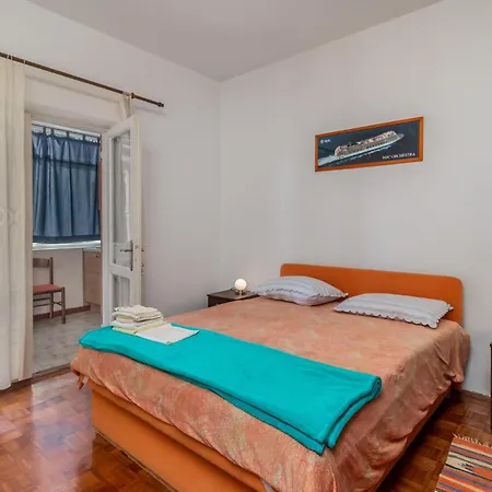 Amazing In With Kitchen Apartment *